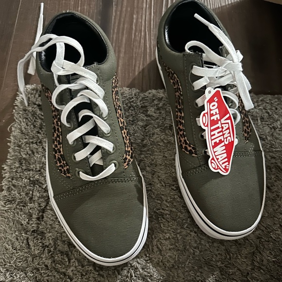 Vans Old Skool
(Mini Leopard)Armygm/Twh NWT - Picture 5 of 5